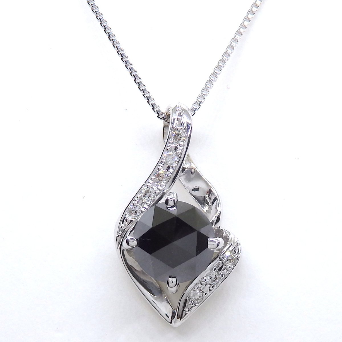 画像1: K18WG ホワイトゴールド　ブラックダイヤ　1.69ct　ダイヤ　0.07ct　ペンダント付ネックレス　中古　美品　レディース　質屋　