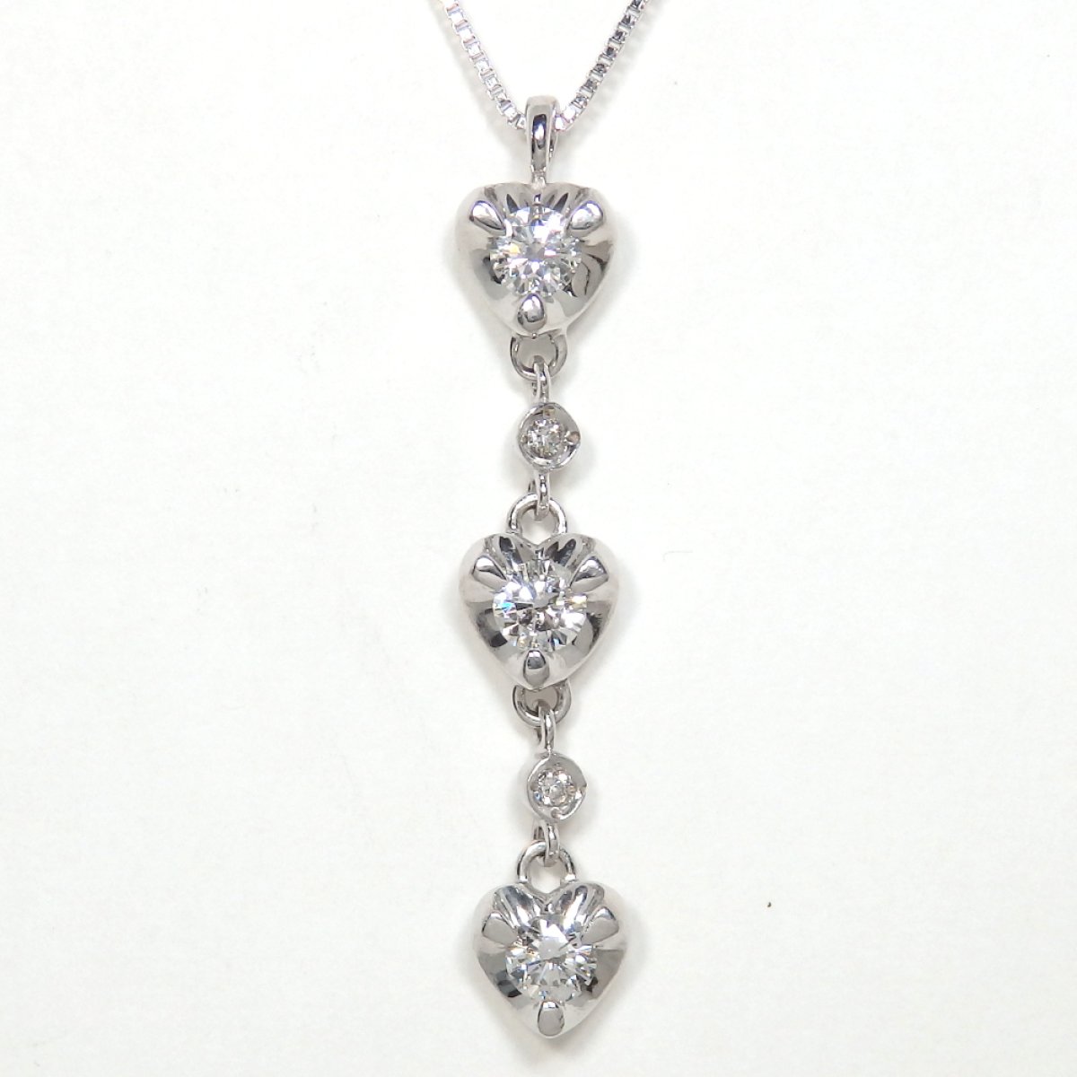 画像1: K18WG ホワイトゴールド　ダイヤモンド　0.48ct   ペンダント付ネックレス　トリロジー　ハート　3個石 中古　美品　レディース  ペンダント　ジュエリー　高品質　ダイヤ　質屋