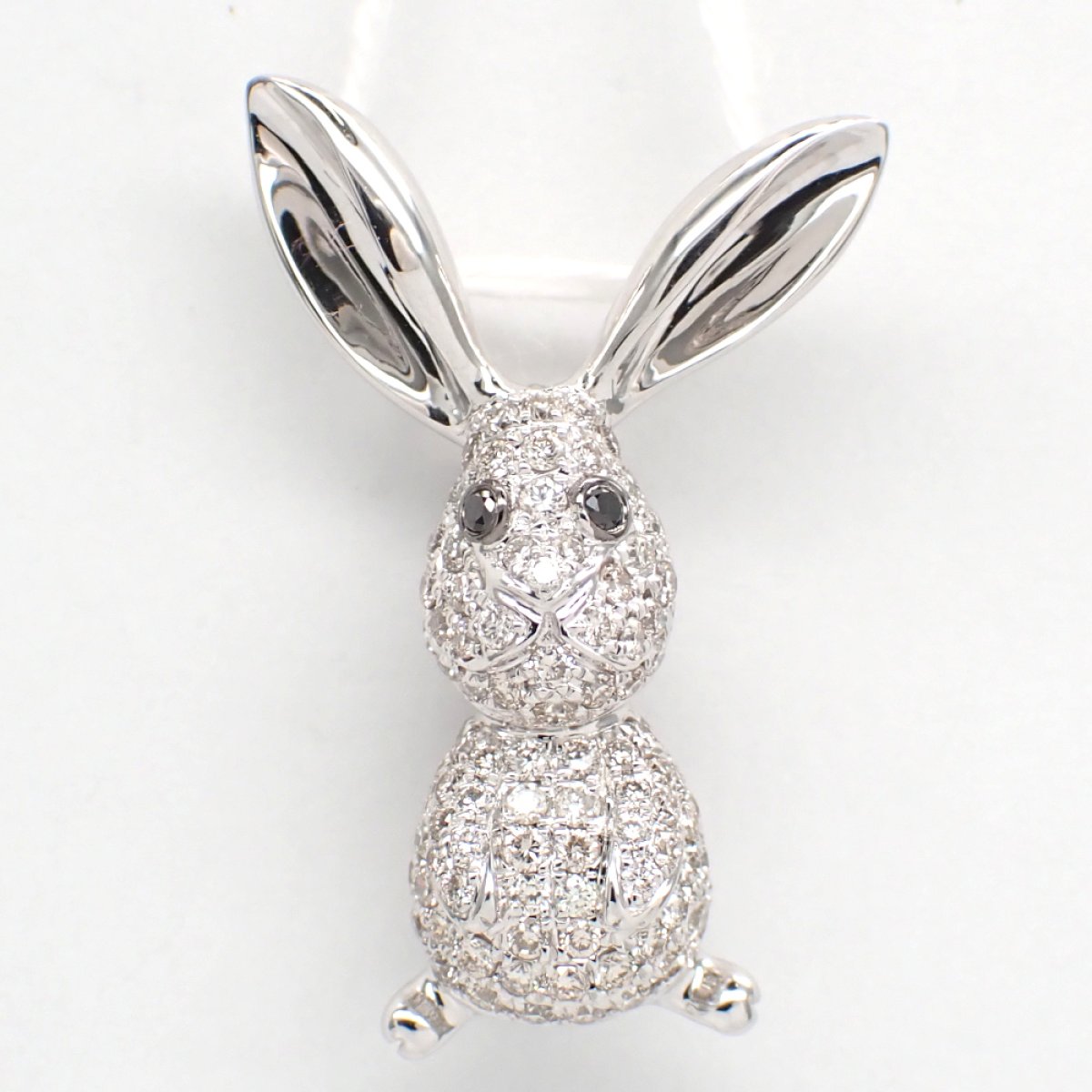 画像1: K18WG　ホワイトゴールド　ダイヤモンド 0.56ct　ブラックダイヤ 0.02ct　ペンダントトップ　パヴェ　ダイヤ　うさぎ　ラビット　中古　美品　レディース　ジュエリー　アクセサリー　動物　質屋