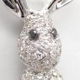 画像2: K18WG　ホワイトゴールド　ダイヤモンド 0.56ct　ブラックダイヤ 0.02ct　ペンダントトップ　パヴェ　ダイヤ　うさぎ　ラビット　中古　美品　レディース　ジュエリー　アクセサリー　動物　質屋 (2)
