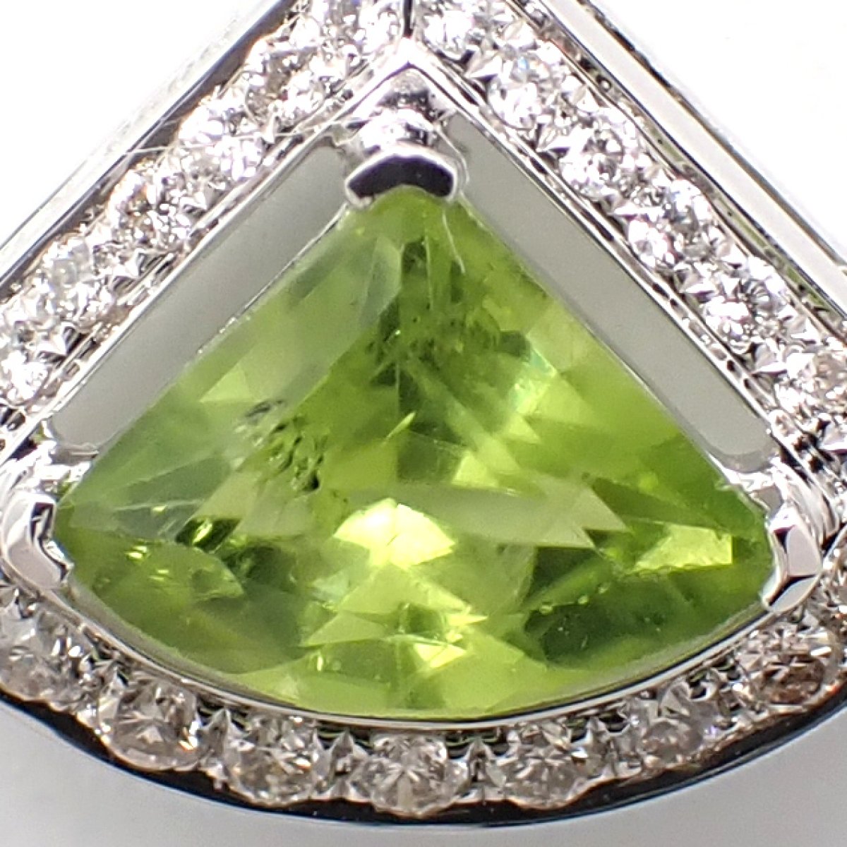 画像3: K18WG　ホワイトゴールド　ペリドット 1.18ct　ダイヤモンド 0.26ct　ペンダントトップ 　ダイヤ　中古　美品　トップのみ　8月誕生石　ペンダント　ジュエリー　レディース　アクセサリー　質屋
