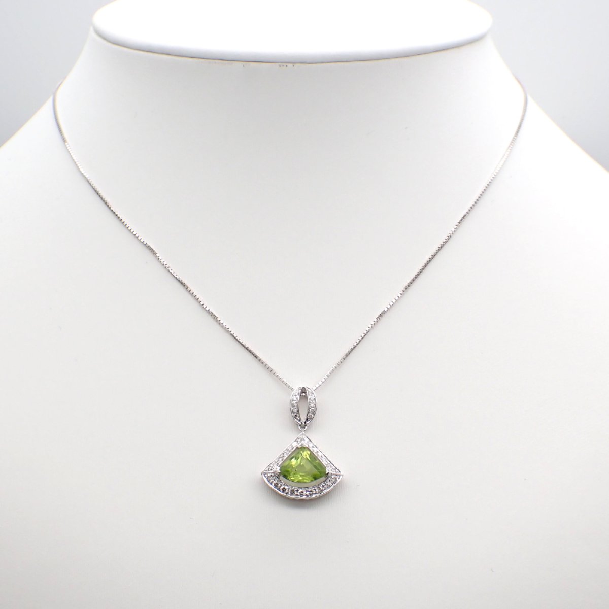 画像5: K18WG　ホワイトゴールド　ペリドット 1.18ct　ダイヤモンド 0.26ct　ペンダントトップ 　ダイヤ　中古　美品　トップのみ　8月誕生石　ペンダント　ジュエリー　レディース　アクセサリー　質屋