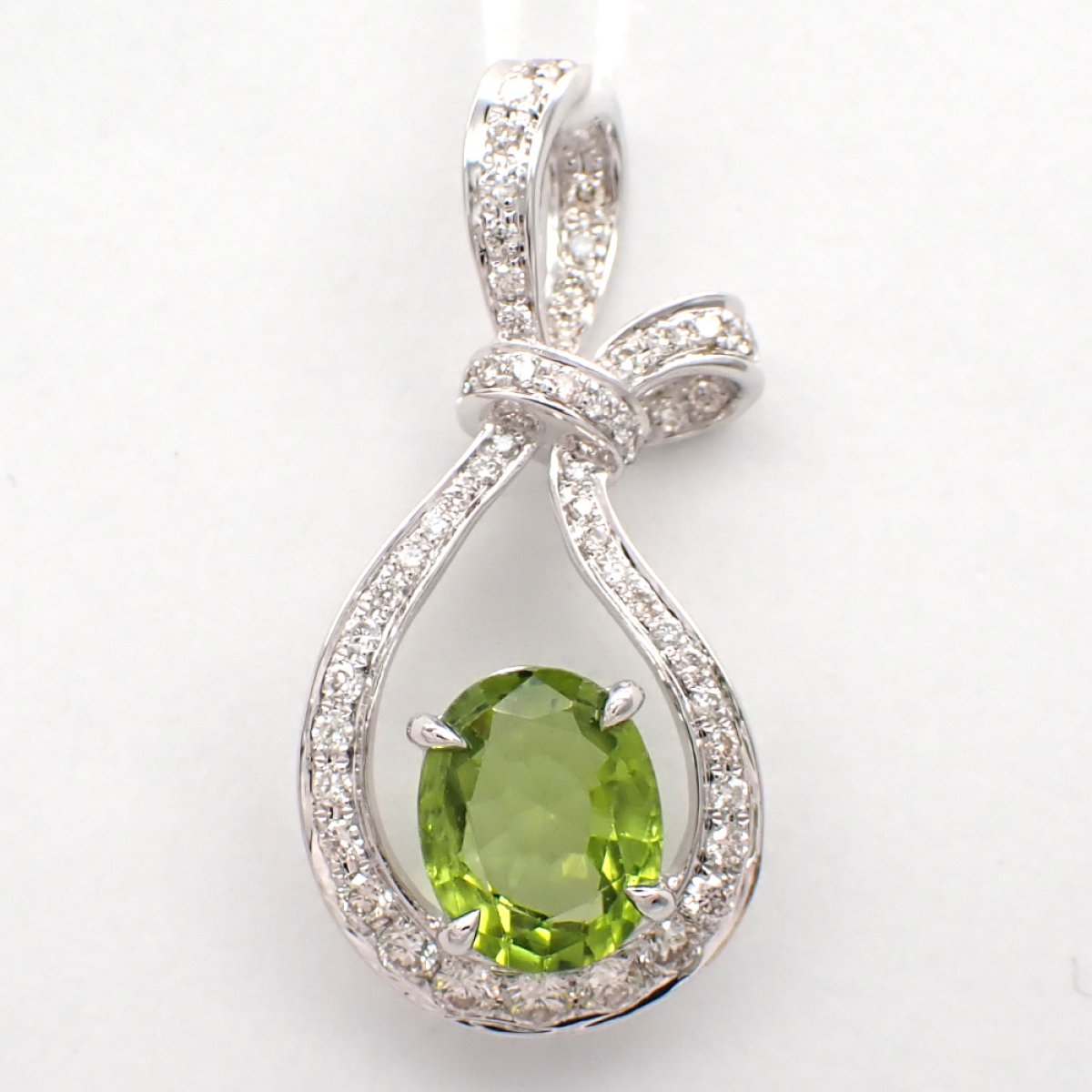 画像1: K18WG　ホワイトゴールド　ペリドット 2.10ct　ダイヤモンド 0.66ct　ペンダントトップ 　ダイヤ　中古　美品　トップのみ　ペンダント　ジュエリー　レディース　アクセサリー　8月誕生石　質屋