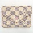 画像2: 【LOUIS VUITTON】ルイ・ヴィトン ポルトフォイユ・ヴィクトリーヌ ダミエアズール　ローズバレリーヌ　N64022 ホック開閉式 三つ折り 財布　中古　美品　 ウォレット　質屋　 (2)