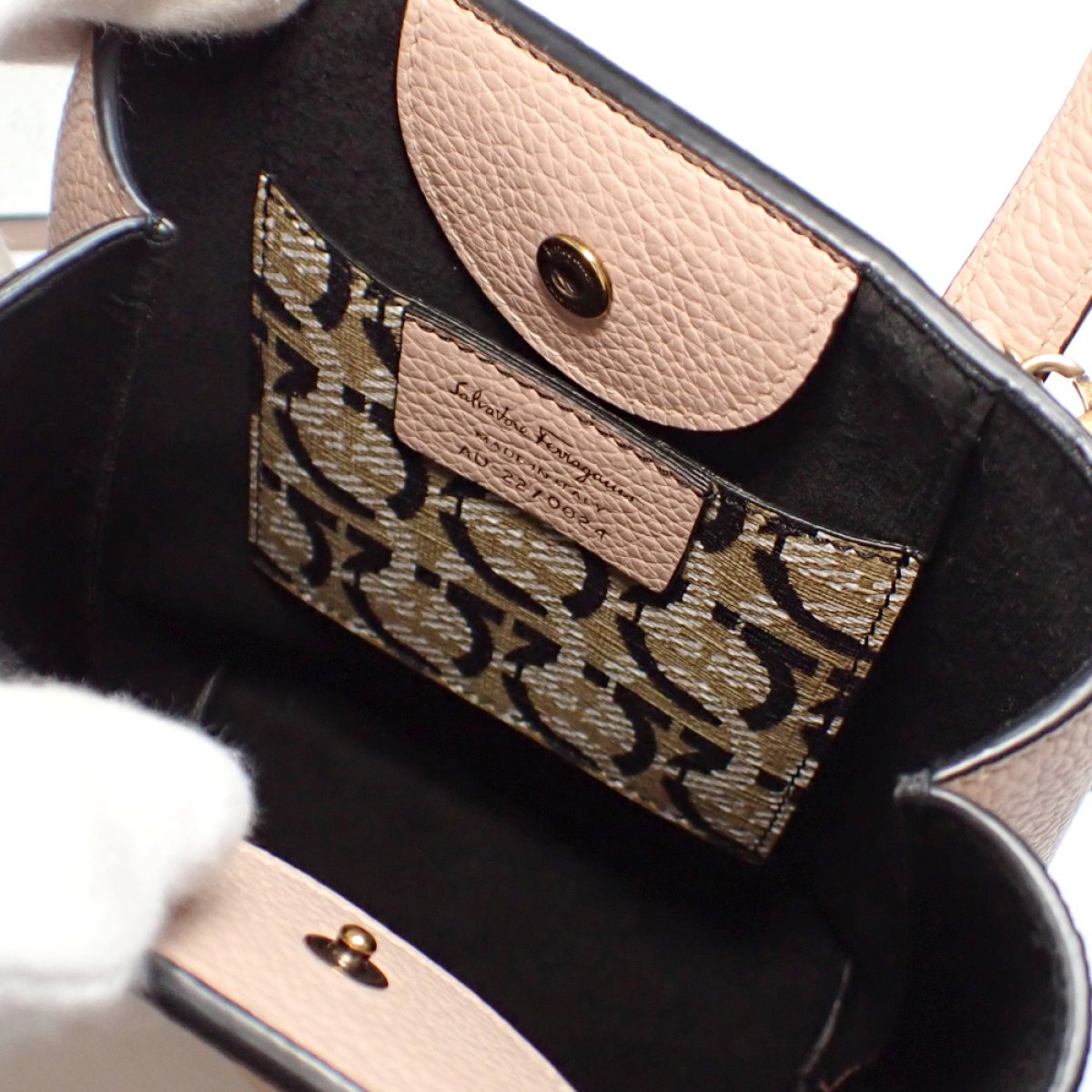 画像3: 【Salvatore Ferragamo】サルヴァトーレ　フェラガモ　2WAYバッグ　AU-22/0024　ガンチーニ　ミニショルダー　レザー　バッグ　中古　美品　レディース　ハンドバッグ 　斜め掛け　ポシェット　イタリア　質屋
