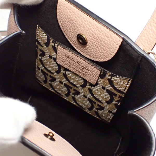 画像3: 【Salvatore Ferragamo】サルヴァトーレ　フェラガモ　2WAYバッグ　AU-22/0024　ガンチーニ　ミニショルダー　レザー　バッグ　中古　美品　レディース　ハンドバッグ 　斜め掛け　ポシェット　イタリア　質屋