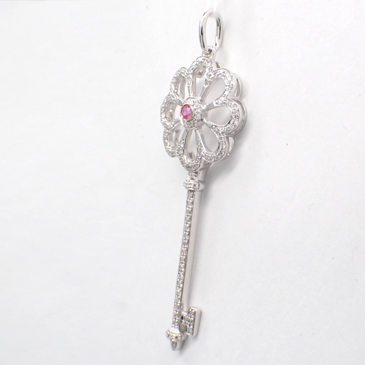 画像2: K18WG ホワイトゴールド　ピンクサファイア 0.05ct　ダイヤモンド 0.30ct　ペンダント　カギ　フラワー　中古　美品　レディース　ジュエリー　ダイヤ　750　ペンダントトップ　トップ　鍵　可愛い　質屋