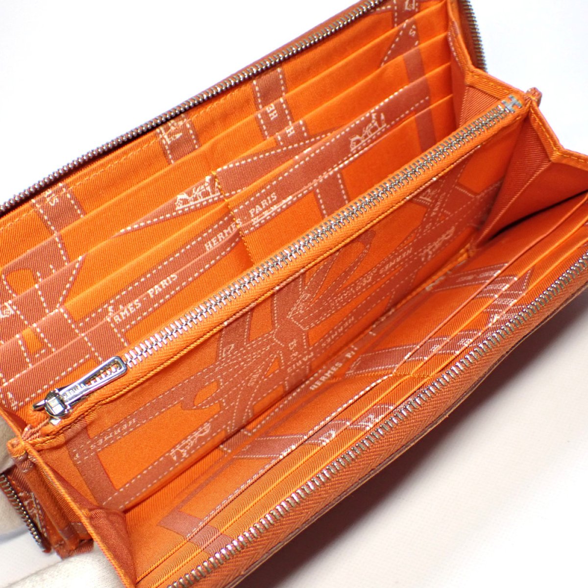 画像2: 【HERMES】エルメス　アザップロング　シルクイン　□O刻印　2011年製造　ラウンドファスナー　長財布　茶　オレンジ　レザー　ウォレット　中古　ファスナー持ち手のレザー欠損　ブラウン　財布　メンズ　レディース　質屋